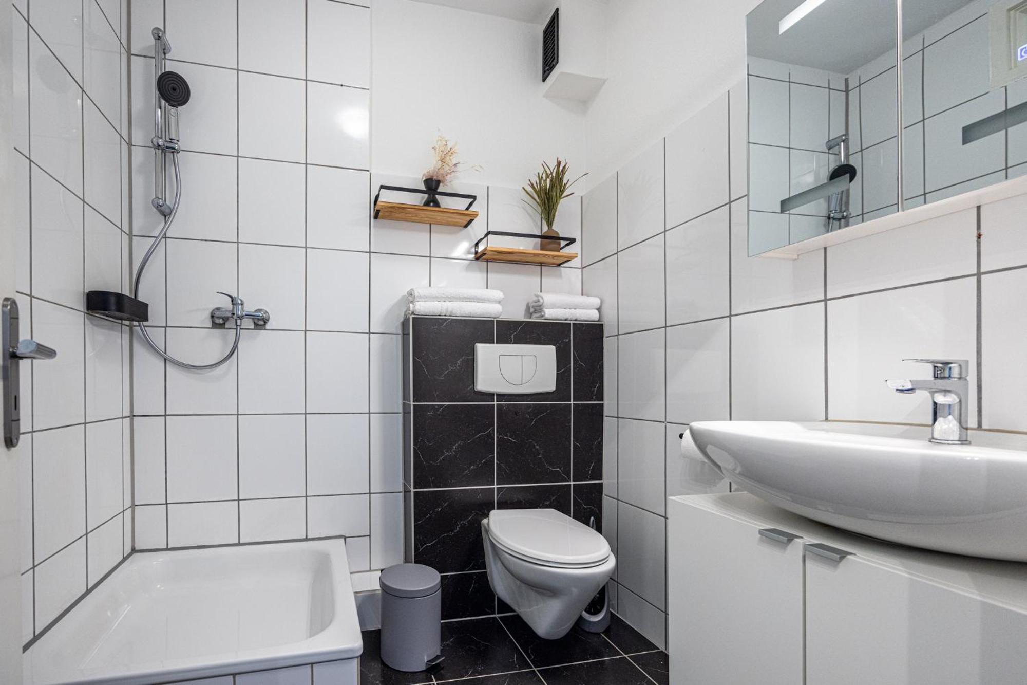 Have-A-Nice-Stay - Nahe Bahnhof Ahrensburg - 20 Minuten Nach Hamburg - Trotzdem Ruhig Gelegen - 6 Minuten Zu Fuss Ins Zentrum Ahrensburg - Modern Eingerichtet Exterior photo